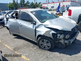 2014 Chevrolet Sonic LT z VIN 1G1JC5SH4E4235926, wystawiony jako IAAI lot #42316836 z przebiegiem 138 932 mil mil oraz . Historia ofert i sprzedaży dostępna na DreamBid. Obrazek 1.
