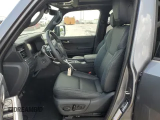 2024 Lexus GX 550 Premium z VIN JTJTBCDX1R5027690, wystawiony jako Copart lot #55492475 z przebiegiem 6124 mil mil oraz Szkody całkowita. Historia ofert i sprzedaży dostępna na DreamBid. Obrazek 7.