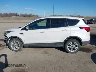 2019 Ford Escape SE z VIN 1FMCU9GD3KUC47731, wystawiony jako IAAI lot #41694244 z przebiegiem 77 059 mil mil oraz . Historia ofert i sprzedaży dostępna na DreamBid. Obrazek 15.