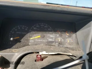 1997 GMC Suburban z VIN 3GKFK16R7VG514905, wystawiony jako Copart lot #77410934 z przebiegiem 193 116 mil mil oraz Szkoda całkowita • Salvage title. Historia ofert i sprzedaży dostępna na DreamBid. Obrazek 9.