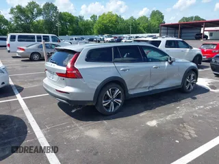 2025 Volvo V60 Plus z VIN YV4L12WK3S2148033, wystawiony jako IAAI lot #42389242 z przebiegiem 1 471 mil mil oraz . Historia ofert i sprzedaży dostępna na DreamBid. Obrazek 4.