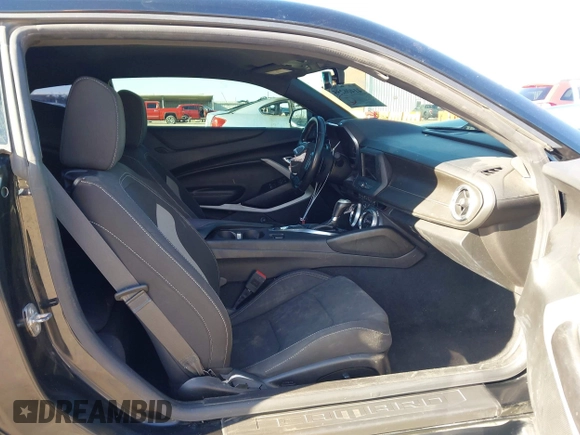 2019 Chevrolet Camaro 1LT z VIN 1G1FB1RX6K0133447, wystawiony jako IAAI lot #41406255 z przebiegiem 125 267 mil mil oraz . Historia ofert i sprzedaży dostępna na DreamBid. Obrazek 5.
