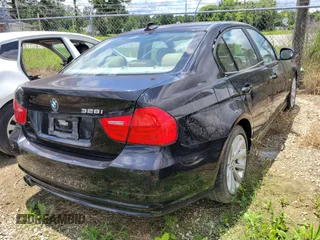 2011 BMW 3 Series 328i z VIN WBAPH7C55BE682965, wystawiony jako IAAI lot #42470797 z przebiegiem 108 041 mil mil oraz . Historia ofert i sprzedaży dostępna na DreamBid. Obrazek 4.