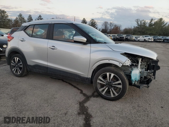 2020 Nissan Kicks SV z VIN 3N1CP5CV2LL528257, wystawiony jako Copart lot #75039374 z przebiegiem 65 652 mil mil oraz Szkoda całkowita • Salvage title. Historia ofert i sprzedaży dostępna na DreamBid. Obrazek 4.
