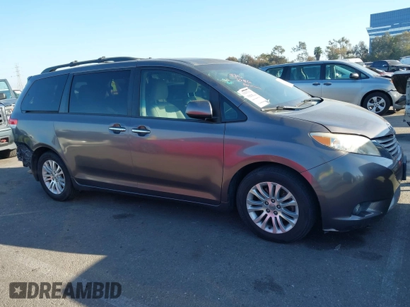 2013 Toyota Sienna XLE AAS z VIN 5TDYK3DC5DS285770, wystawiony jako IAAI lot #41669367 z przebiegiem 99 544 mil mil oraz . Historia ofert i sprzedaży dostępna na DreamBid. Obrazek 14.