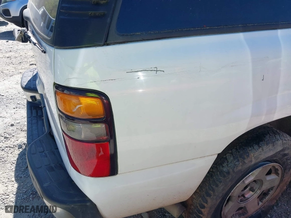 2005 Chevrolet Tahoe Z71 with VIN 1GNEC13T75R137262, listed as a IAAI auction lot 41986209 with 292,885 mi miles. Bid and sale history available at carsss.com. Image 12.