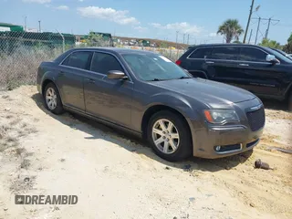 2013 Chrysler 300 S z VIN 2C3CCABG3DH739244, wystawiony jako IAAI lot #42231114 z przebiegiem 109 161 mil mil oraz . Historia ofert i sprzedaży dostępna na DreamBid. Obrazek 1.