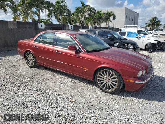 2004 Jaguar XJ R z VIN SAJWA73B84TG19080, wystawiony jako Copart lot #45059985 z przebiegiem 118 477 mil mil oraz Czysty tytuł • Clean title. Historia ofert i sprzedaży dostępna na DreamBid. Obrazek 4.