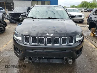 2018 Jeep Compass Limited z VIN 3C4NJDCB0JT101048, wystawiony jako Copart lot #58133885 z przebiegiem 62 177 mil mil oraz Czysty tytuł • Clean title. Historia ofert i sprzedaży dostępna na DreamBid. Obrazek 5.