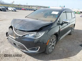 2017 Chrysler Pacifica Limited z VIN 2C4RC1GG7HR545265, wystawiony jako IAAI lot #41881441 z przebiegiem 165 786 mil mil oraz . Historia ofert i sprzedaży dostępna na DreamBid. Obrazek 17.