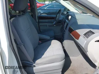 2010 Chrysler Town & Country Touring z VIN 2A4RR5D17AR189762, wystawiony jako IAAI lot #42188586 z przebiegiem 185 173 mil mil oraz . Historia ofert i sprzedaży dostępna na DreamBid. Obrazek 5.