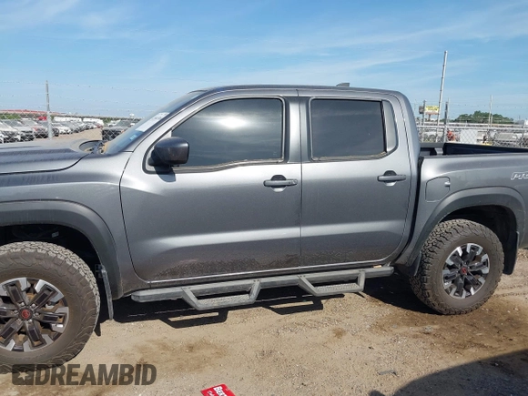 2023 Nissan Frontier Pro-4X z VIN 1N6ED1EK0PN670619, wystawiony jako IAAI lot #42044366 z przebiegiem 26 475 mil mil oraz . Historia ofert i sprzedaży dostępna na DreamBid. Obrazek 14.
