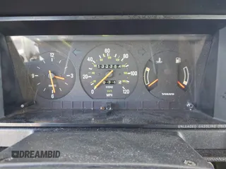 1990 Volvo 240 z VIN YV1AA8846L1429028, wystawiony jako IAAI lot #41370630 z przebiegiem 132 354 mil mil oraz . Historia ofert i sprzedaży dostępna na DreamBid. Obrazek 7.