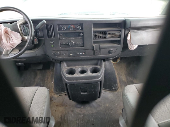 2017 GMC Savana Cargo z VIN 1GTW7AFF7H1291089, wystawiony jako Copart lot #49146145 z przebiegiem Nie podano mil oraz Szkody całkowita. Historia ofert i sprzedaży dostępna na DreamBid. Obrazek 8.