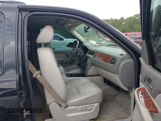 2008 GMC Yukon XL SLT 4SB z VIN 1GKFC16018J200300, wystawiony jako IAAI lot #42101312 z przebiegiem 291 282 mil mil oraz . Historia ofert i sprzedaży dostępna na DreamBid. Obrazek 5.
