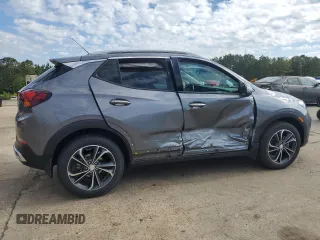 2022 Buick Encore GX Essence с VIN KL4MMFSL6NB007959, выставлен на аукционе Copart как лот 55528205 с пробегом 63 916 миль миль и Чистый • Clean title. История ставок и продаж доступна на DreamBid. Изображение 3.