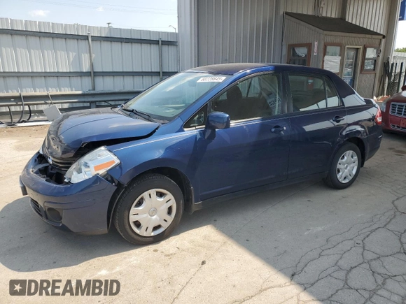 2011 Nissan Versa S z VIN 3N1BC1AP7BL402043, wystawiony jako Copart lot #60228645 z przebiegiem 86 179 mil mil oraz Szkoda całkowita • Salvage title. Historia ofert i sprzedaży dostępna na DreamBid. Obrazek 1.