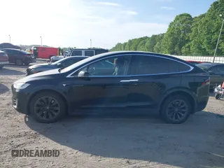 2017 Tesla Model X 90D z VIN 5YJXCAE29HF078571, wystawiony jako IAAI lot #42050041 z przebiegiem 216 874 mil mil oraz . Historia ofert i sprzedaży dostępna na DreamBid. Obrazek 14.