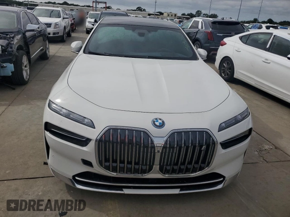 2024 BMW i7 xDrive60 z VIN WBY53EJ08RCP27227, wystawiony jako Copart lot #74042144 z przebiegiem Nie podano mil oraz Nie do naprawy. Historia ofert i sprzedaży dostępna na DreamBid. Obrazek 5.