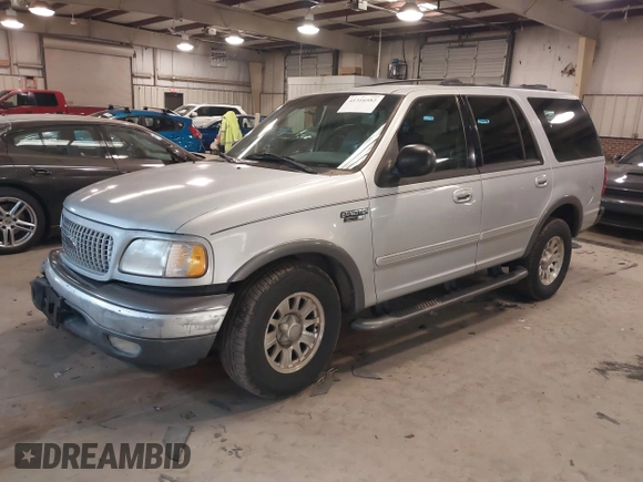 2000 Ford Expedition XLT with VIN 1FMRU1569YLB32940, listed as a IAAI auction lot 41316582 with 290,095 mi miles. Bid and sale history available at carsss.com. Image 2.