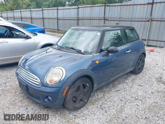 2010 MINI Hardtop z VIN WMWMF3C5XATZ26038, wystawiony jako IAAI lot #42851812 z przebiegiem 150 000 mil mil oraz . Historia ofert i sprzedaży dostępna na DreamBid. Obrazek 2.