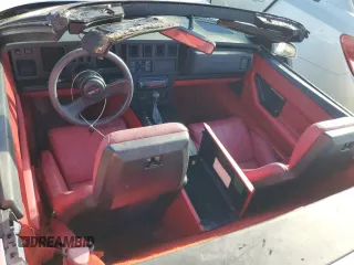 1987 Chevrolet Corvette z VIN 1G1YY3189H5124079, wystawiony jako Copart lot #77180974 z przebiegiem Nie podano mil oraz Szkoda całkowita • Salvage title. Historia ofert i sprzedaży dostępna na DreamBid. Obrazek 8.