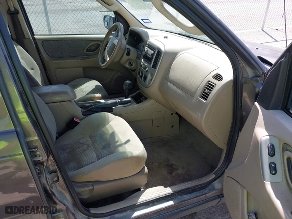 2007 Ford Escape XLT with VIN 1FMYU03167KA10635, listed as a IAAI auction lot 42009859 with 1 mi miles. Bid and sale history available at carsss.com. Image 5.