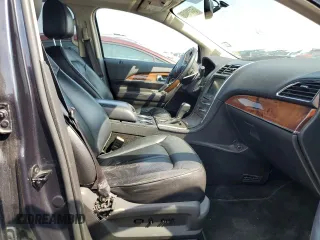 2013 Lincoln MKX z VIN 2LMDJ6JK8DBL36064, wystawiony jako Copart lot #54419455 z przebiegiem 180 798 mil mil oraz Czysty tytuł • Clean title. Historia ofert i sprzedaży dostępna na DreamBid. Obrazek 7.