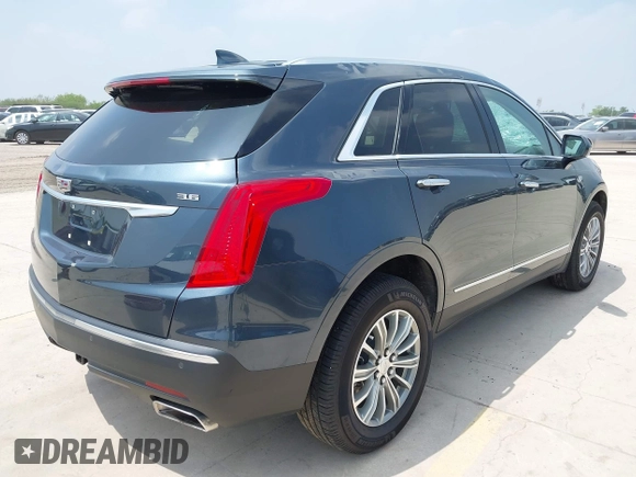 2019 Cadillac XT5 Luxury FWD z VIN 1GYKNCRS1KZ259282, wystawiony jako IAAI lot #41921030 z przebiegiem 27 880 mil mil oraz . Historia ofert i sprzedaży dostępna na DreamBid. Obrazek 4.