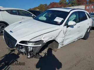 2022 Genesis GV70 Sport z VIN KMUMCDTC1NU035343, wystawiony jako IAAI lot #40788562 z przebiegiem Nie podano mil oraz . Historia ofert i sprzedaży dostępna na DreamBid. Obrazek 17.