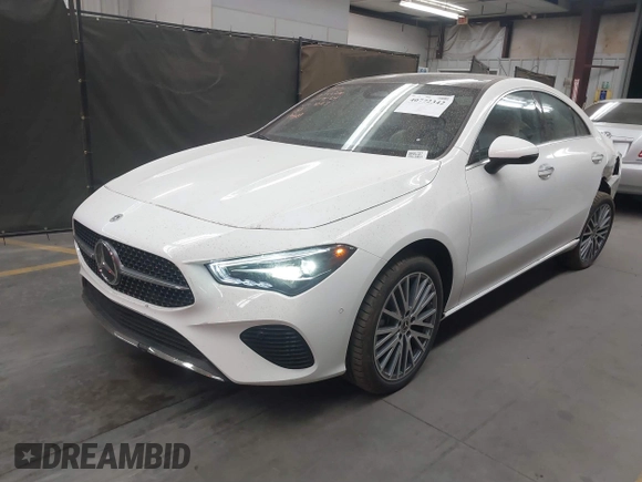 2025 Mercedes-Benz CLA 250 z VIN W1K5J4GB4SN481027, wystawiony jako IAAI lot #40772342 z przebiegiem 533 mil mil oraz . Historia ofert i sprzedaży dostępna na DreamBid. Obrazek 17.