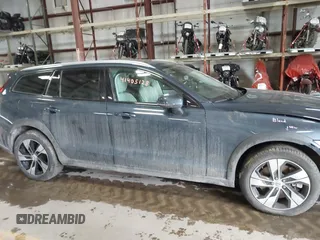 2022 Volvo V60 Cross Country with VIN YV4102WK7N2092046, listed as a IAAI auction lot 41405128 with 37,785 mi miles. Bid and sale history available at carsss.com. Image 13.
