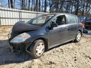 2010 Nissan Versa S z VIN 3N1BC1CP8AL450744, wystawiony jako Copart lot #49696865 z przebiegiem Nie podano mil oraz Szkoda całkowita • Salvage title. Historia ofert i sprzedaży dostępna na DreamBid. Obrazek 1.