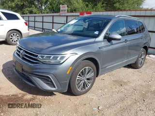 2024 Volkswagen Tiguan Wolfsburg Edition z VIN 3VV6B7AX8RM224282, wystawiony jako IAAI lot #42571544 z przebiegiem 16 516 mil mil oraz . Historia ofert i sprzedaży dostępna na DreamBid. Obrazek 19.