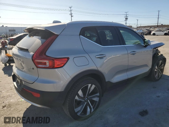 2024 Volvo XC40 Plus Bright Theme z VIN YV4L12UE8R2381381, wystawiony jako Copart lot #46183675 z przebiegiem 5 666 mil mil oraz Szkoda całkowita • Salvage title. Historia ofert i sprzedaży dostępna na DreamBid. Obrazek 3.