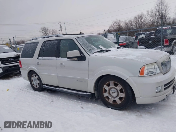 2006 Lincoln Navigator Luxury with VIN 5LMFU285X6LJ28062, listed as a IAAI auction lot 41288717 with 178,371 mi miles. Bid and sale history available at carsss.com. Image 13.