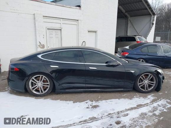 2013 Tesla Model S с VIN 5YJSA1AG2DFP11228, выставлен на аукционе IAAI как лот 41339370 с пробегом 121 237 миль миль и . История ставок и продаж доступна на DreamBid. Изображение 13.