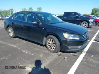 2014 Volkswagen Passat Wolfsburg Edition z VIN 1VWAT7A31EC072650, wystawiony jako IAAI lot #42171113 z przebiegiem 101 922 mil mil oraz . Historia ofert i sprzedaży dostępna na DreamBid. Obrazek 1.