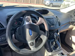 2014 Ford Escape SE z VIN 1FMCU0GX8EUB65634, wystawiony jako IAAI lot #42363792 z przebiegiem 135 422 mil mil oraz . Historia ofert i sprzedaży dostępna na DreamBid. Obrazek 1.