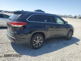 2017 Toyota Highlander XLE z VIN 5TDJZRFH8HS411635, wystawiony jako Copart lot #52080215 z przebiegiem 83 711 mil mil oraz Szkoda całkowita • Salvage title. Historia ofert i sprzedaży dostępna na DreamBid. Obrazek 3.