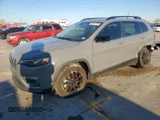 2022 Jeep Cherokee Latitude Lux z VIN 1C4PJLMX0ND516895, wystawiony jako Copart lot #47447795 z przebiegiem 26 458 mil mil oraz Szkoda całkowita • Salvage title. Historia ofert i sprzedaży dostępna na DreamBid. Obrazek 1.