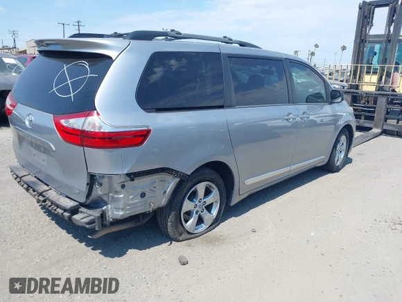 2017 Toyota Sienna LE Auto Access Seat z VIN 5TDKZ3DC9HS841120, wystawiony jako IAAI lot #42755500 z przebiegiem 65 952 mil mil oraz . Historia ofert i sprzedaży dostępna na DreamBid. Obrazek 4.