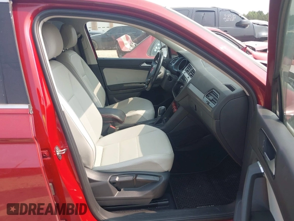 2018 Volkswagen Tiguan SEL with VIN 3VV3B7AX9JM054814, listed as a IAAI auction lot 42394400 with 92,160 mi miles and . Bid and sale history available at DreamBid. Image 5.