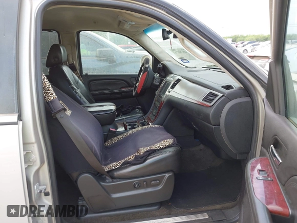 2007 Cadillac Escalade z VIN 1GYFK63827R379883, wystawiony jako IAAI lot #42129071 z przebiegiem 227 794 mil mil oraz . Historia ofert i sprzedaży dostępna na DreamBid. Obrazek 5.
