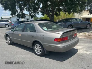 2000 Toyota Camry CE z VIN 4T1BG22K0YU002152, wystawiony jako Copart lot #58250485 z przebiegiem 366 513 mil mil oraz Czysty tytuł • Clean title. Historia ofert i sprzedaży dostępna na DreamBid. Obrazek 3.