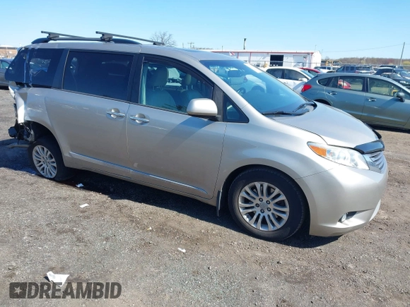 2017 Toyota Sienna XLE Auto Access Seat with VIN 5TDYZ3DC4HS862189, listed as a IAAI auction lot 41989366 with 58,879 mi miles. Bid and sale history available at carsss.com. Image 1.