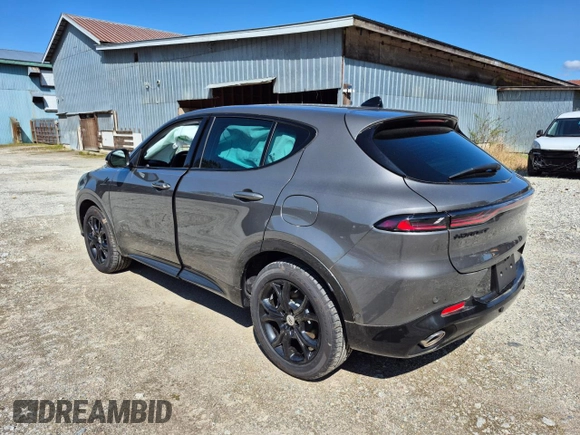 2024 Dodge Hornet R/T Plus z VIN ZACPDFDW7R3A12570, wystawiony jako Copart lot #52097675 z przebiegiem Nie podano mil oraz Szkoda całkowita • Salvage title. Historia ofert i sprzedaży dostępna na DreamBid. Obrazek 2.