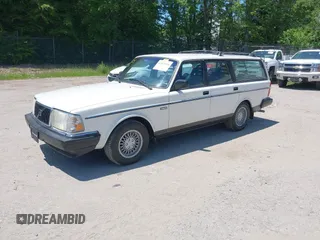 1993 Volvo 240 с VIN YV1AW8803P1949546, выставлен на аукционе IAAI как лот 42411136 с пробегом 225 859 миль миль и . История ставок и продаж доступна на DreamBid. Изображение 2.