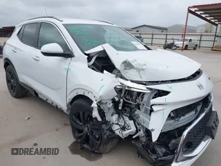 2024 Buick Encore GX Sport Touring z VIN KL4AMDSL9RB138008, wystawiony jako IAAI lot #42265467 z przebiegiem 28 000 mil mil oraz . Historia ofert i sprzedaży dostępna na DreamBid. Obrazek 1.