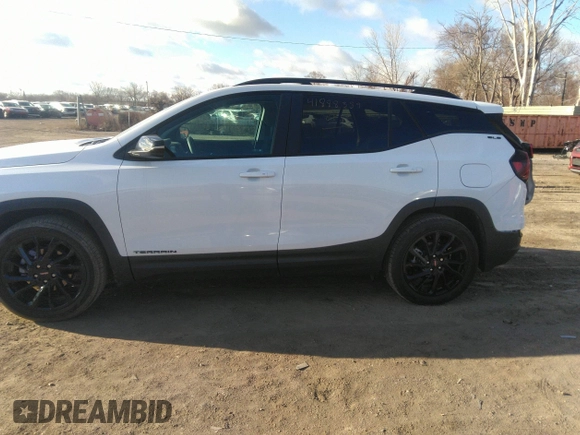 2024 GMC Terrain SLE z VIN 3GKALMEG4RL394079, wystawiony jako IAAI lot #41888389 z przebiegiem 572 mil mil oraz . Historia ofert i sprzedaży dostępna na DreamBid. Obrazek 14.